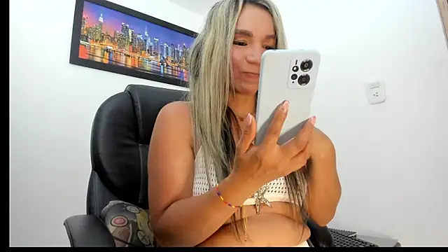 Snapshot of Ms_lunaRose chatting on October 16, 2025, 1:36 am Ms lunaRose online show from October 16, 2025, 1:36 am