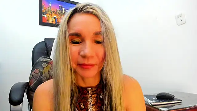 Snapshot of Ms_lunaRose chatting on September 18, 2025, 12:02 am Ms lunaRose online show from September 18, 2025, 12:02 am