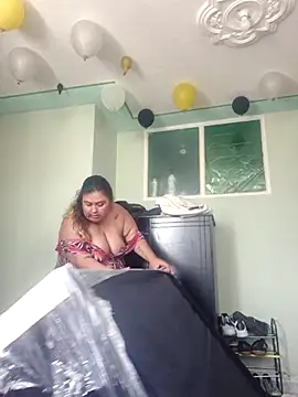 curvy diva  online show from November 11, 2025, 2:56 pm