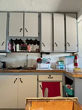 StylishEchium online show from April 18, 2026, 7:40 pm