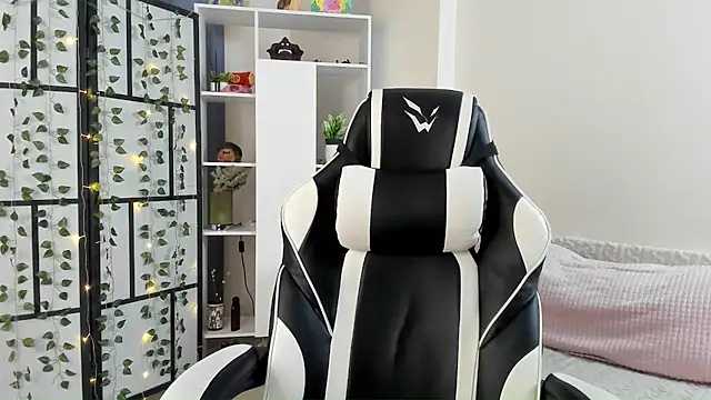 MauraSpurrier online show from September 18, 2025, 6:11 pm