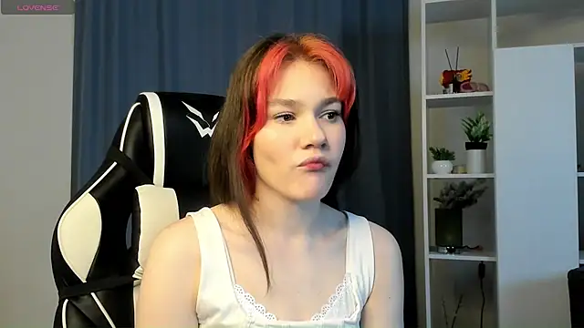 MauraSpurrier online show from October 22, 2025, 7:02 pm