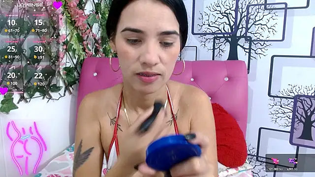 Snapshot of vanesa19_ chatting on October 17, 2025, 1:35 pm vanesa19 online show from October 17, 2025, 1:35 pm