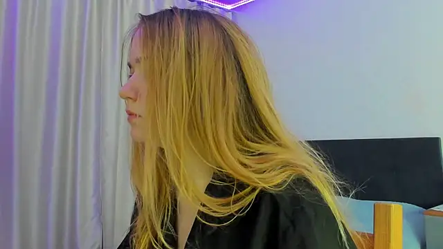 Snapshot of JanetShy chatting on October 5, 2025, 6:59 am JanetShy online show from October 5, 2025, 6:59 am