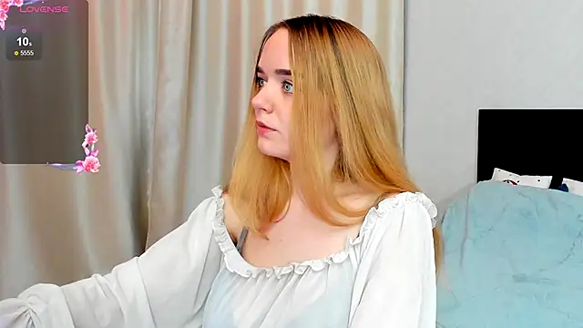 Snapshot of JanetShy chatting on September 24, 2025, 12:22 pm JanetShy online show from September 24, 2025, 12:22 pm