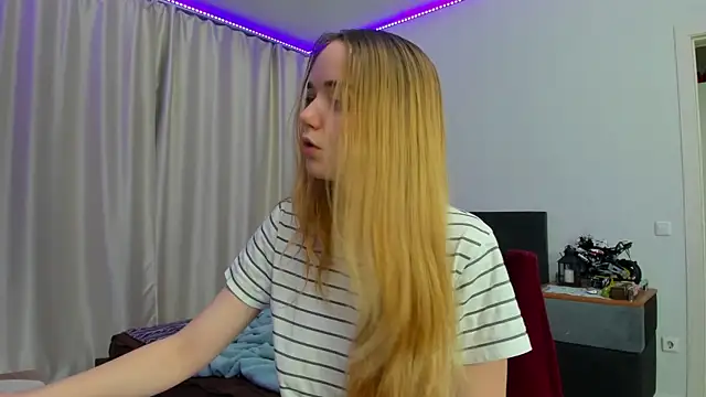 Snapshot of JanetShy chatting on October 2, 2025, 11:02 am JanetShy online show from October 2, 2025, 11:02 am