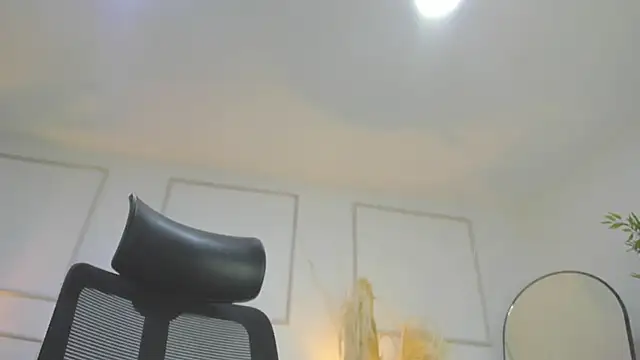 Snapshot of Emilywillis8 chatting on October 28, 2025, 1:21 pm Emilywillis8 online show from October 28, 2025, 1:21 pm