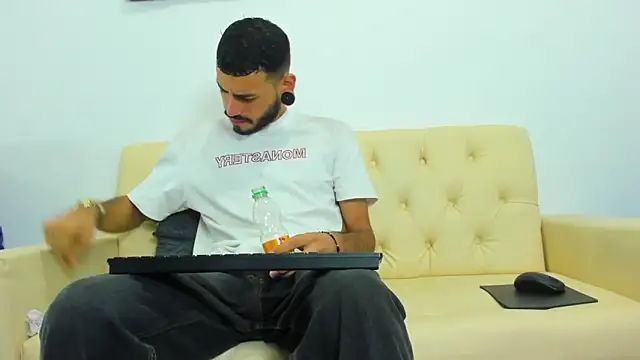 Snapshot of rolo_martinez chatting on October 3, 2025, 1:34 pm rolo martinez online show from October 3, 2025, 1:34 pm