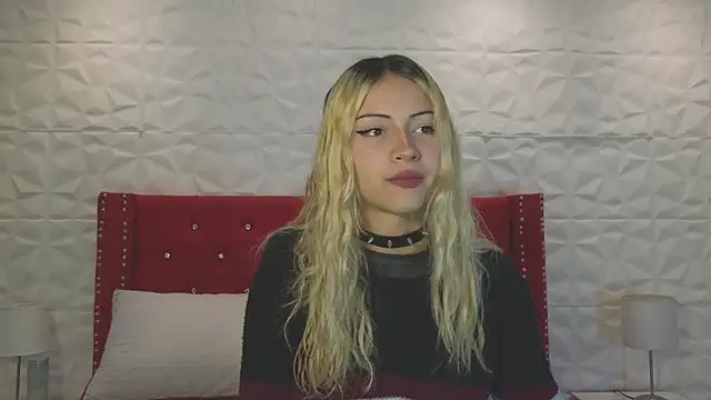 Snapshot of Lucy_n_pink chatting on October 5, 2025, 8:43 pm Lucy n pink online show from October 5, 2025, 8:43 pm