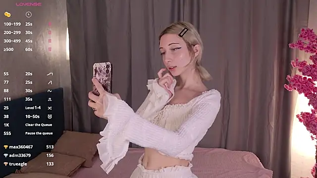 Snapshot of pinky_p1e chatting on October 4, 2025, 9:05 pm pinky p1e online show from October 4, 2025, 9:05 pm