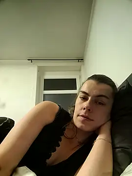 Snapshot of Carolinemiam chatting on November 27, 2025, 12:00 am Carolinemiam online show from November 27, 2025, 12:00 am