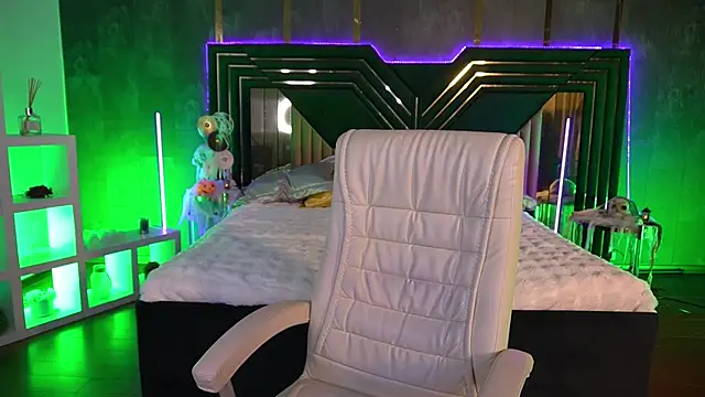 LunaPearll online show from October 28, 2025, 3:00 pm