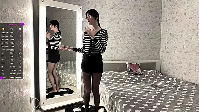 Snapshot of FakeLamb chatting on October 7, 2025, 6:09 pm FakeLamb online show from October 7, 2025, 6:09 pm