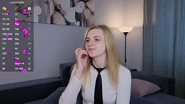 Snapshot of HelenMartines chatting on October 12, 2025, 10:27 am HelenMartines online show from October 12, 2025, 10:27 am