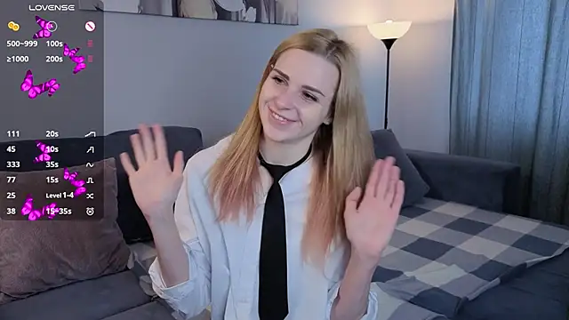 Snapshot of HelenMartines chatting on October 29, 2025, 10:25 am HelenMartines online show from October 29, 2025, 10:25 am