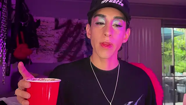 xoFrankie online show from October 7, 2025, 1:06 am