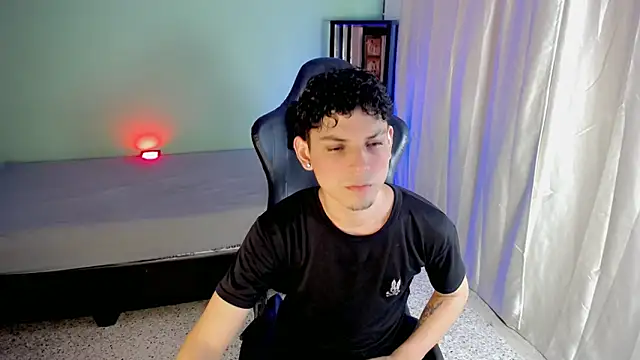 Snapshot of dilan_hott_ chatting on October 3, 2025, 8:32 pm dilan hott online show from October 3, 2025, 8:32 pm