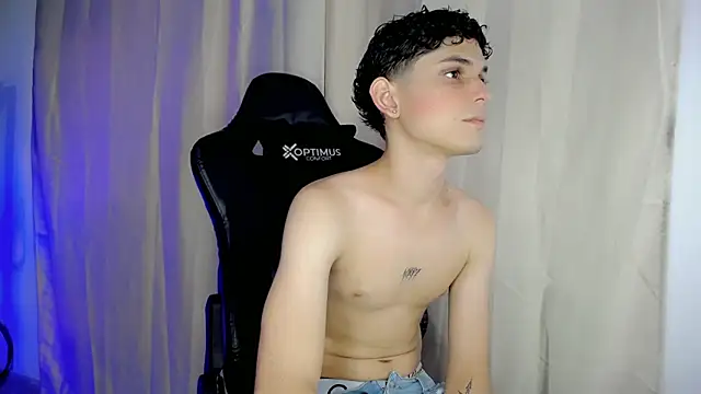 Snapshot of dilan_hott_ chatting on October 24, 2025, 8:19 pm dilan hott online show from October 24, 2025, 8:19 pm