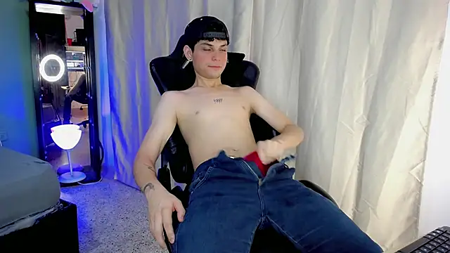 Snapshot of dilan_hott_ chatting on October 15, 2025, 8:17 pm dilan hott online show from October 15, 2025, 8:17 pm