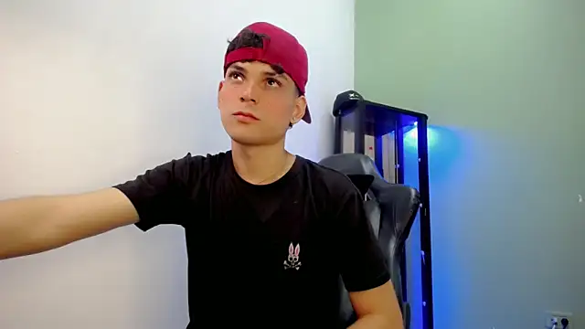 dilan hott  online show from December 4, 2025, 5:34 pm