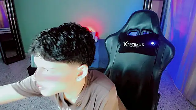 Snapshot of dilan_hott_ chatting on September 17, 2025, 8:33 pm dilan hott online show from September 17, 2025, 8:33 pm