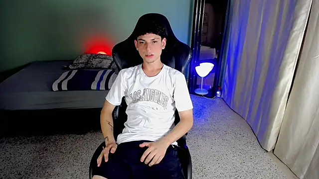 Snapshot of dilan_hott_ chatting on October 2, 2025, 8:12 pm dilan hott online show from October 2, 2025, 8:12 pm