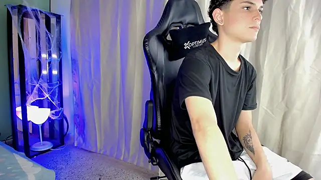 Snapshot of dilan_hott_ chatting on October 28, 2025, 8:08 pm dilan hott online show from October 28, 2025, 8:08 pm