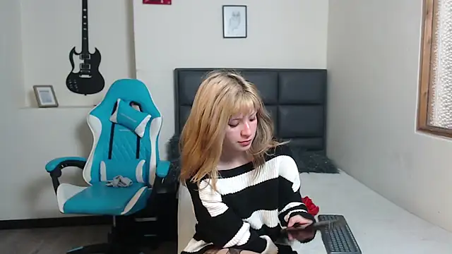 Snapshot of Amnesia_ chatting on October 15, 2025, 6:05 pm Amnesia online show from October 15, 2025, 6:05 pm