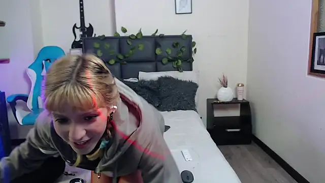 Snapshot of Amnesia_ chatting on October 5, 2025, 12:18 pm Amnesia online show from October 5, 2025, 12:18 pm