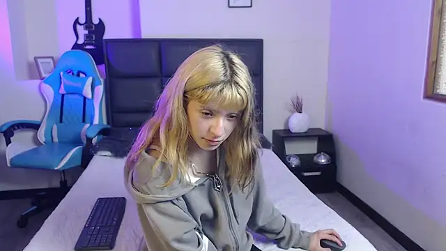 Snapshot of Amnesia_ chatting on October 13, 2025, 5:14 pm Amnesia online show from October 13, 2025, 5:14 pm