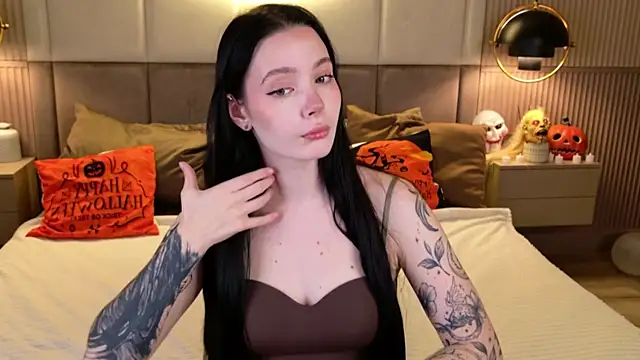 Goldy Stark online show from November 3, 2025, 8:34 pm