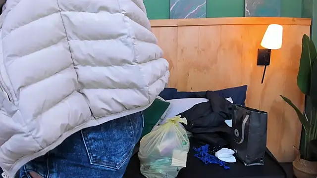 Snapshot of aliceandsia chatting on December 20, 2025, 3:37 pm aliceandsia online show from December 20, 2025, 3:37 pm