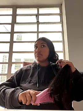 Snapshot of SharaRous chatting on October 6, 2025, 12:50 pm SharaRous online show from October 6, 2025, 12:50 pm