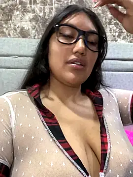 Snapshot of SharaRous chatting on September 27, 2025, 12:11 pm SharaRous online show from September 27, 2025, 12:11 pm