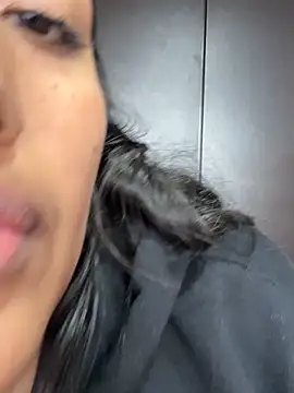 Snapshot of SharaRous chatting on October 12, 2025, 11:33 am SharaRous online show from October 12, 2025, 11:33 am