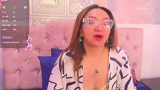 Snapshot of leyla_smithh chatting on September 30, 2025, 12:22 pm leyla smithh online show from September 30, 2025, 12:22 pm