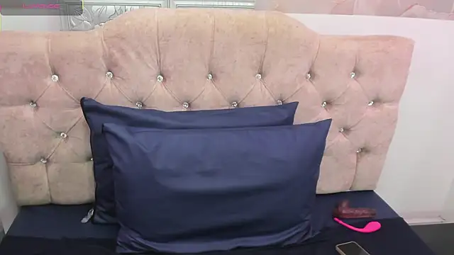 Snapshot of leyla_smithh chatting on October 6, 2025, 12:17 pm leyla smithh online show from October 6, 2025, 12:17 pm