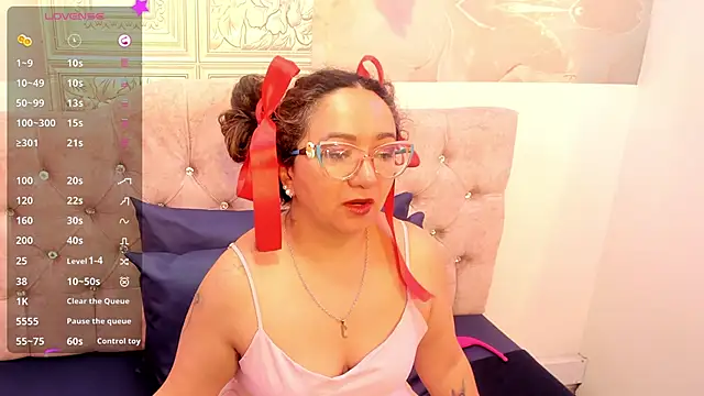 Snapshot of leyla_smithh chatting on October 15, 2025, 12:35 pm leyla smithh online show from October 15, 2025, 12:35 pm