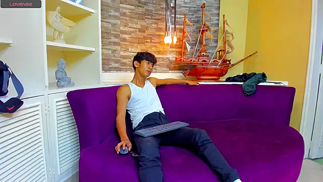 Holdme Hot online show from September 12, 2025, 3:28 am