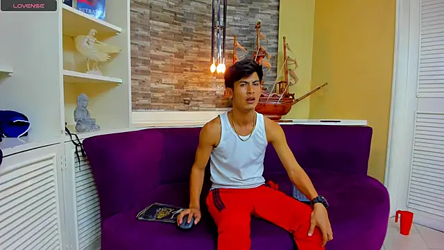 Holdme Hot online show from September 13, 2025, 3:28 am