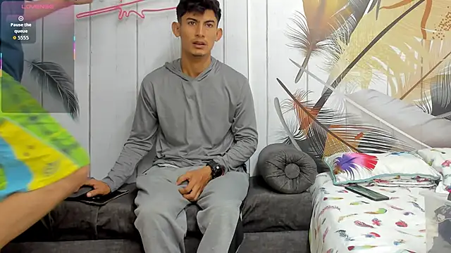 Holdme Hot online show from September 30, 2025, 3:12 am