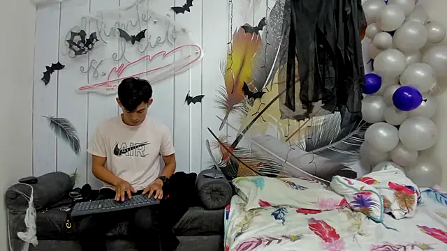 Holdme Hot online show from October 15, 2025, 8:06 pm