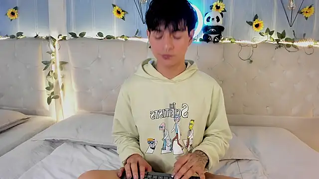 AleAurarashi online show from December 1, 2025, 4:57 am