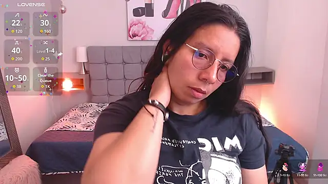 sophia reyes  online show from September 12, 2025, 2:12 am