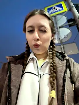 FroggyAnna online show from November 3, 2025, 2:31 pm