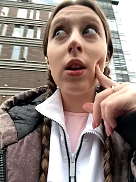 FroggyAnna online show from November 5, 2025, 12:52 pm