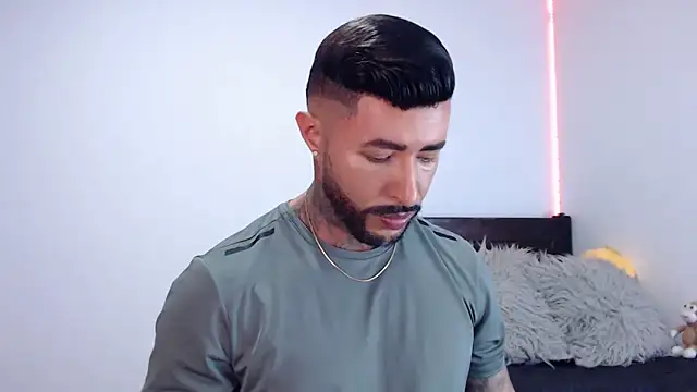 andrea de lucaa online show from October 7, 2025, 3:51 am