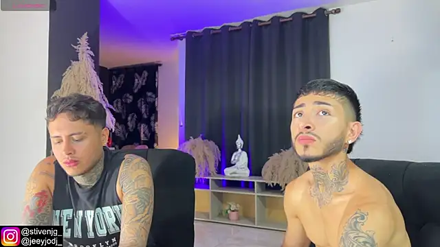 Snapshot of tattoguys_cums chatting on November 5, 2025, 3:31 am tattoguys cums online show from November 5, 2025, 3:31 am