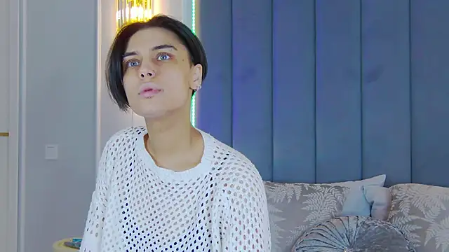 Snapshot of VioletAsh chatting on October 6, 2025, 4:35 am VioletAsh online show from October 6, 2025, 4:35 am