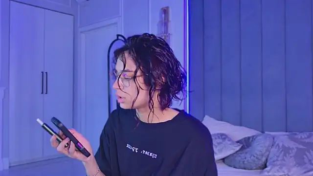 VioletAsh online show from June 1, 2026, 4:24 am